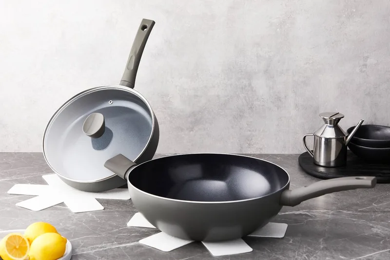 Avon Pannenset Inductie - Keramisch - 5 Delig - Hapjespan en wokpan - PFAS, PTFE Vrij - Alle warmtebronnen by ISENVI in Anthracite – product photo