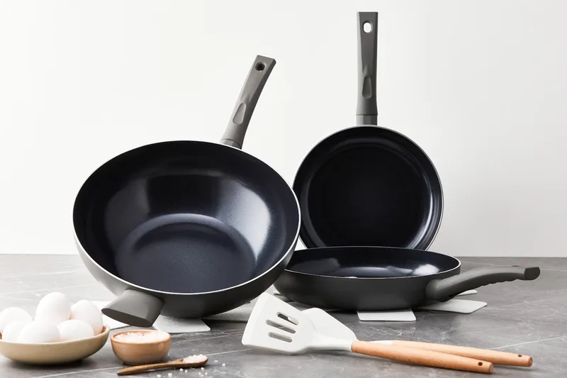 Avon Pannenset Inductie - Keramisch - 8 Delig - Koekenpannen & wokpan - PFAS, PTFE Vrij - Alle warmtebronnen by ISENVI in Anthracite – product photo
