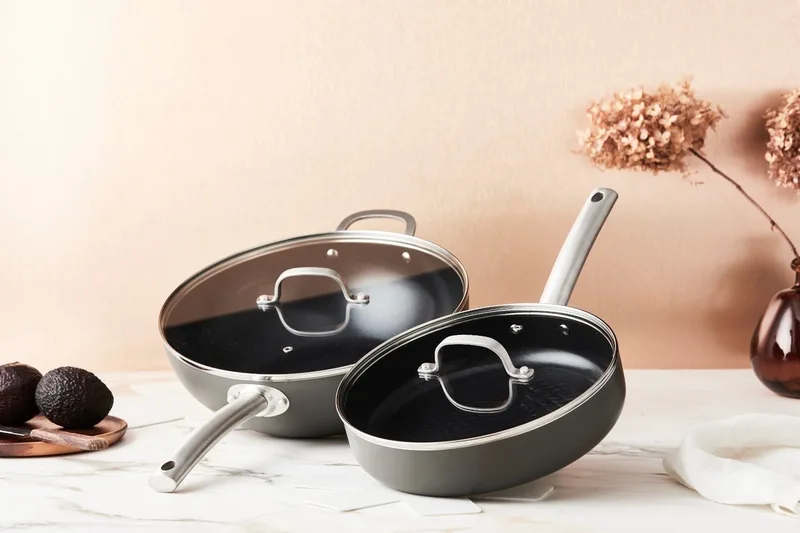 Murray Combideal - Hapjespan en wokpan - RVS grepen - Antraciet - Keramisch - 100% PFAS, PTFE vrij - 100% duurzaam - Unieke Antiaanbaklaag - Non-stick bodem - Vaatwasbestendig - Geschikt voor alle warmtebronnen inclusief inductie fra ISENVI i Antracit, Rvs – produktbillede