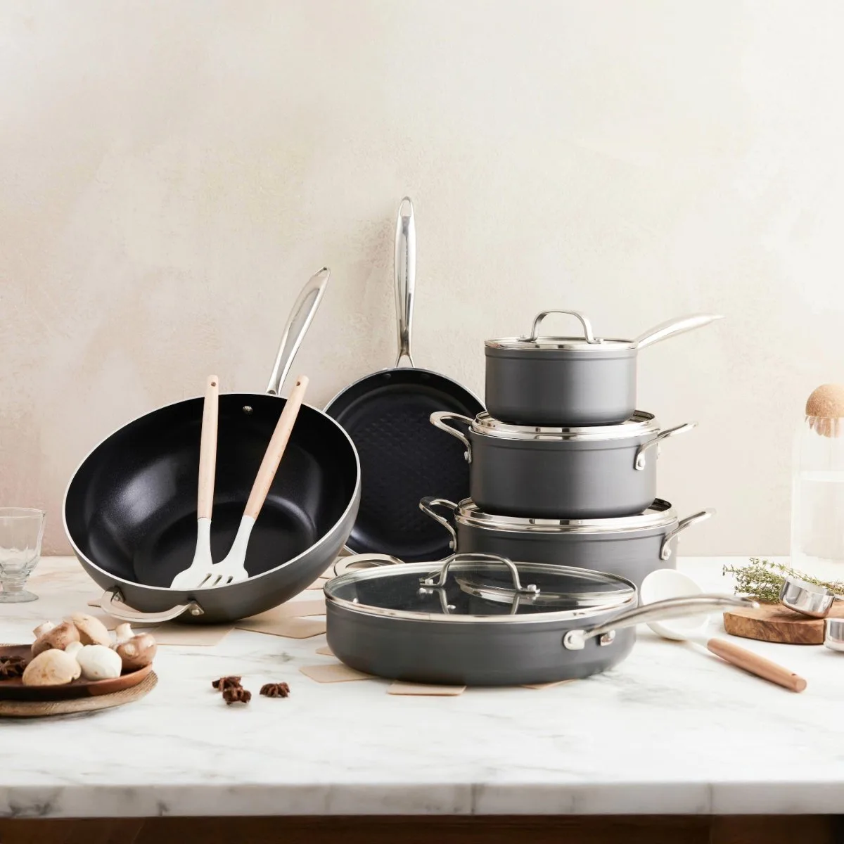 Victoria Forged Chef Deluxe Pannenset Inductie - Keramisch - 18 Delig - PFAS, PTFE Vrij - Alle warmtebronnen van ISENVI in Antraciet – geanodiseerd – productfoto