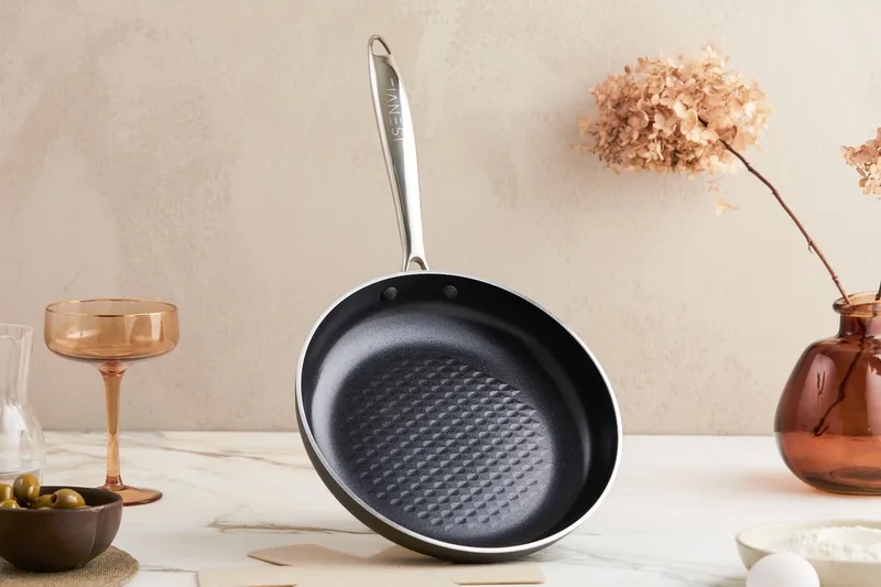 Victoria Forged combideal 2 Delig - Koekenpannen - RVS - Antraciet - Keramisch - 100% PFAS, PTFE vrij - 100% duurzaam - Unieke Antiaanbaklaag - Non-stick bodem - Geschikt voor alle warmtebronnen inclusief inductie van ISENVI in Antraciet – geanodiseerd – productfoto