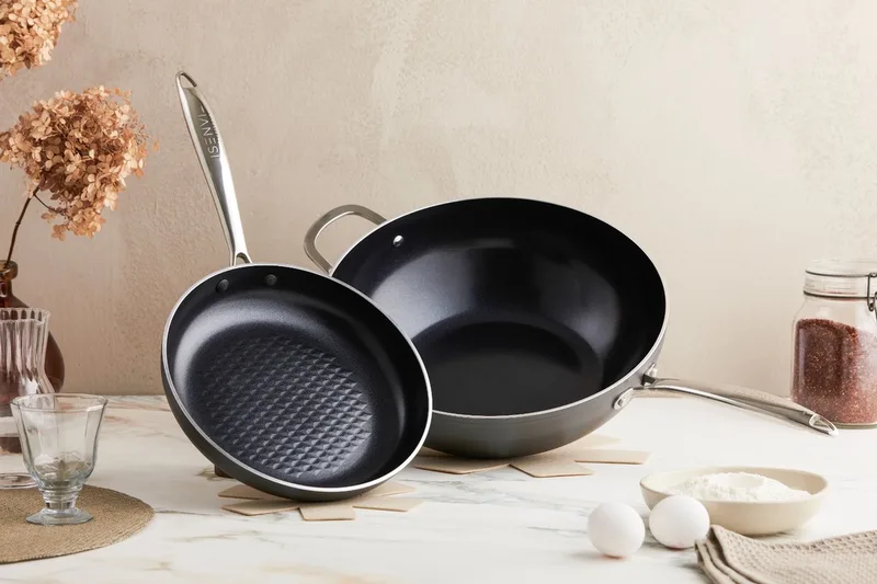 Victoria Forged combideal - Koekenpannen en wok - RVS - Antraciet - Keramisch - 100% PFAS, PTFE vrij - 100% duurzaam - Unieke Antiaanbaklaag - Non-stick bodem - Geschikt voor alle warmtebronnen inclusief inductie van ISENVI in Antraciet – geanodiseerd – productfoto