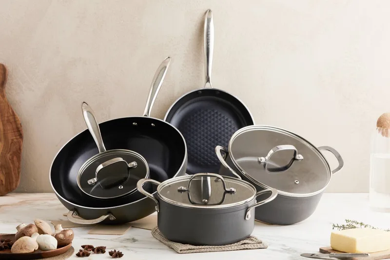 Victoria Forged Compleet Pannenset 15 Delig - RVS grepen - Antraciet - Keramisch - 100% PFAS, PTFE vrij - 100% duurzaam - Unieke Antiaanbaklaag - Non-stick bodem - Geschikt voor alle warmtebronnen inclusief inductie by ISENVI in Antraciet – geanodiseerd – product photo