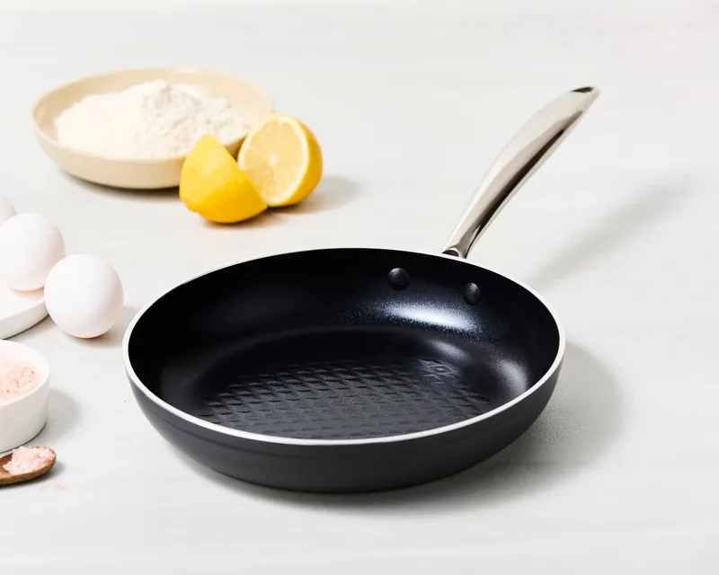 Victoria Forged keramische koekenpan 24 CM - RVS greep - Antraciet - Keramisch - 100% PFAS, PTFE vrij - 100% duurzaam - Unieke Antiaanbaklaag - Non-stick bodem - Geschikt voor alle warmtebronnen inclusief inductie by ISENVI in Antraciet – geanodiseerd – product photo