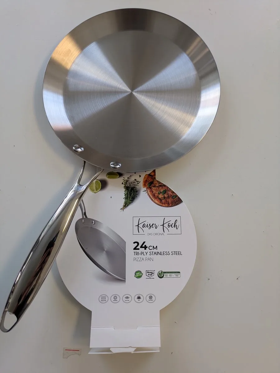 KK Tri-ply Stainless steel Pizza pan - koekenpan 24 cm van Kaiser in Inox – productfoto