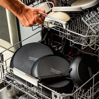 Classic Forged Aluminium koekenpan ø20cm - inductie - anti-aanbak - PFAS-vrij by KitchenAid in Black – product photo 3 of 5
