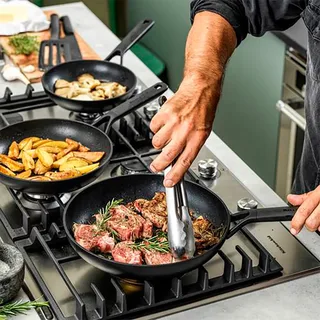 Classic Forged Aluminium koekenpan ø20cm - inductie - anti-aanbak - PFAS-vrij by KitchenAid in Black – product photo 4 of 5