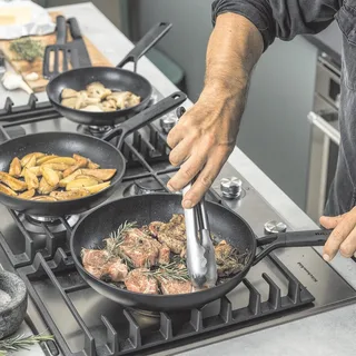 Classic Forged Aluminium koekenpan ø24cm - inductie - anti-aanbak - PFAS-vrij by KitchenAid in Black – product photo 5 of 5