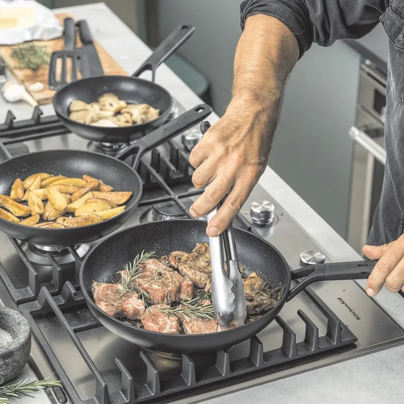 Classic Forged Aluminium koekenpan ø24cm - inductie - anti-aanbak - PFAS-vrij by KitchenAid in Black – product photo 5 of 5