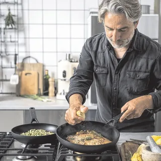 Classic Forged Aluminium koekenpan ø24cm - inductie - anti-aanbak - PFAS-vrij by KitchenAid in Black – product photo 4 of 5