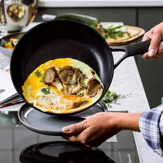 Classic Forged Aluminium koekenpan ø30cm - inductie - anti-aanbak - PFAS-vrij de KitchenAid en Noir – photo produit 3 sur 5