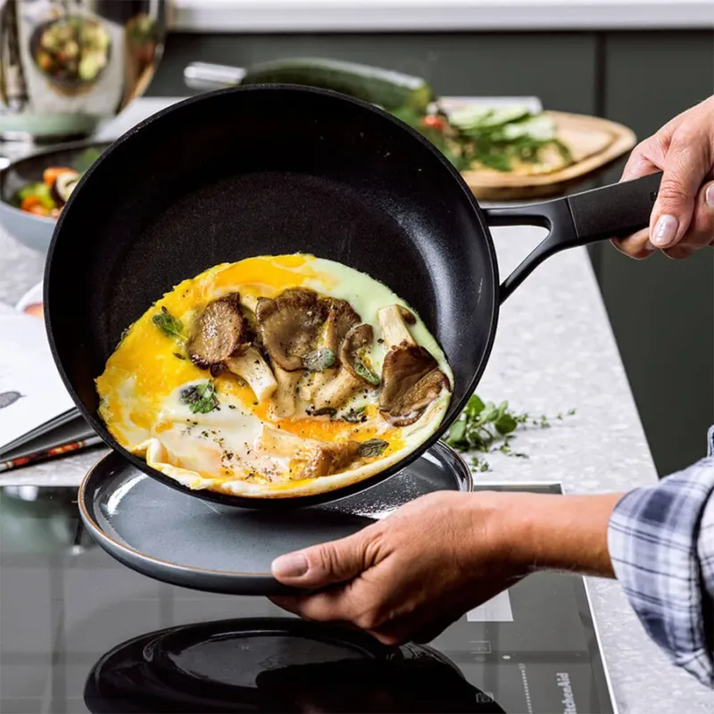 Classic Forged Aluminium koekenpan ø30cm - inductie - anti-aanbak - PFAS-vrij de KitchenAid en Noir – photo produit 3 sur 5