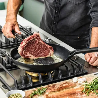 Classic Forged Aluminium koekenpan ø30cm - inductie - anti-aanbak - PFAS-vrij de KitchenAid en Noir – photo produit 5 sur 5