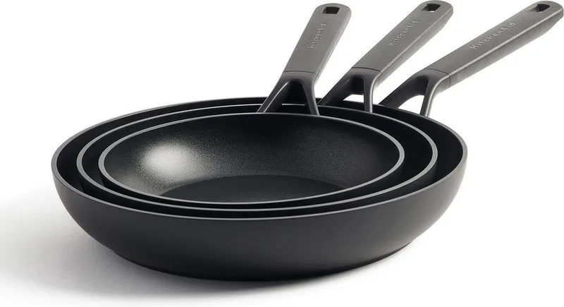 Poêles à frire avec revêtement antiadhésif KitchenAid, 3 pièces de KitchenAid en Noir – photo produit