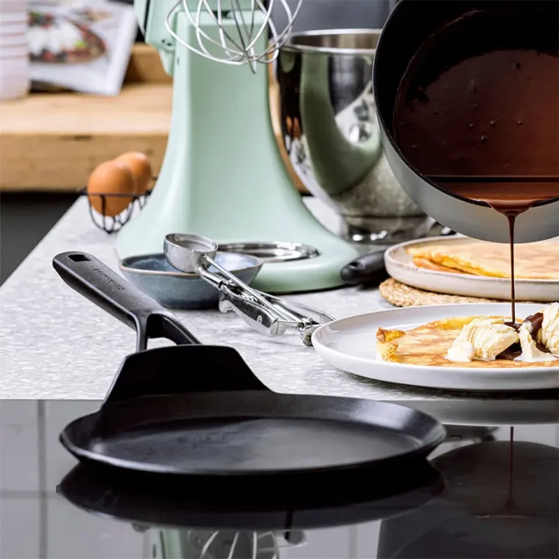 Classic Forged Pannenkoekenpan 24cm - PFAS-vrije antikleeflaag - Koekenpan inductie - Keramische koekenpan - Ovenbestendig tot 160°C fra KitchenAid i Sort – produktbillede 6 af 6