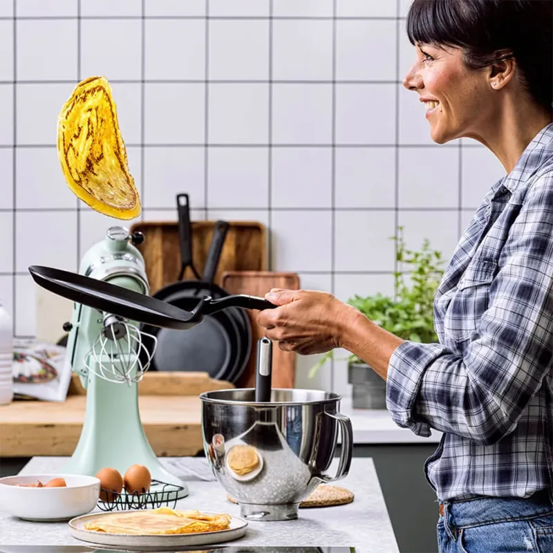 Classic Forged Pannenkoekenpan 24cm - PFAS-vrije antikleeflaag - Koekenpan inductie - Keramische koekenpan - Ovenbestendig tot 160°C fra KitchenAid i Sort – produktbillede 5 af 6