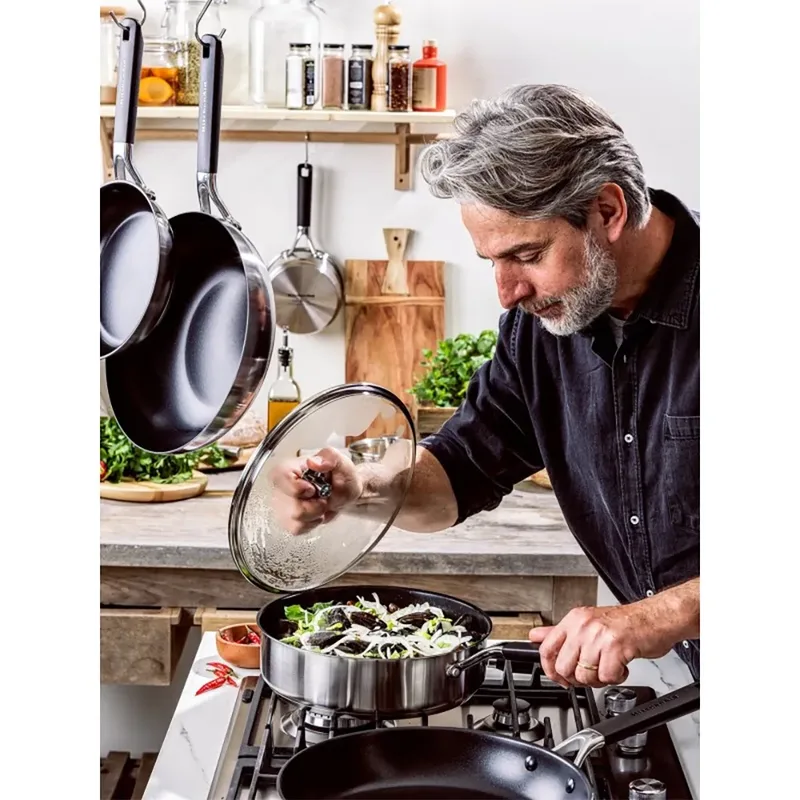 Classic Stainless Steel Hapjespan 26cm - 3.6L - PFAS-vrije antikleeflaag - Hapjespan inductie - Keramische pan - Ovenbestendig tot 160°C - Koudgrepen - Met glazen deksel - Zilver by KitchenAid in Silver – product photo 3 of 5