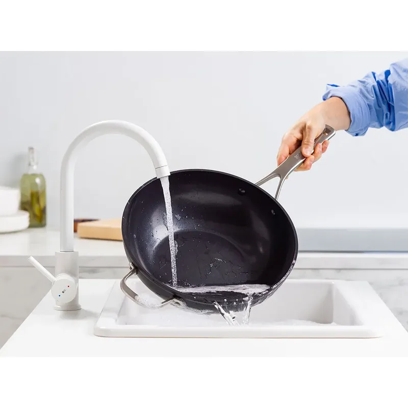 Classic Stainless Steel Wokpan 30cm - 5L - PFAS-vrije antikleeflaag - Wokpan inductie - Keramische pan - Ovenbestendig tot 160°C - Koudgrepen - Met glazen deksel - Zilver by KitchenAid in Black – product photo 3 of 5