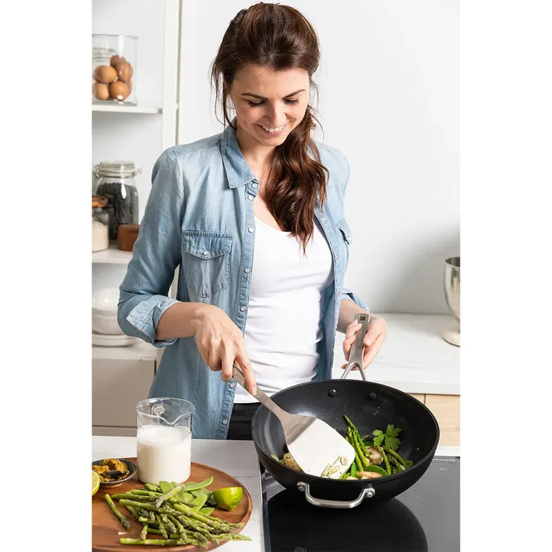 Classic Stainless Steel Wokpan 30cm - 5L - PFAS-vrije antikleeflaag - Wokpan inductie - Keramische pan - Ovenbestendig tot 160°C - Koudgrepen - Met glazen deksel - Zilver by KitchenAid in Black – product photo 4 of 5