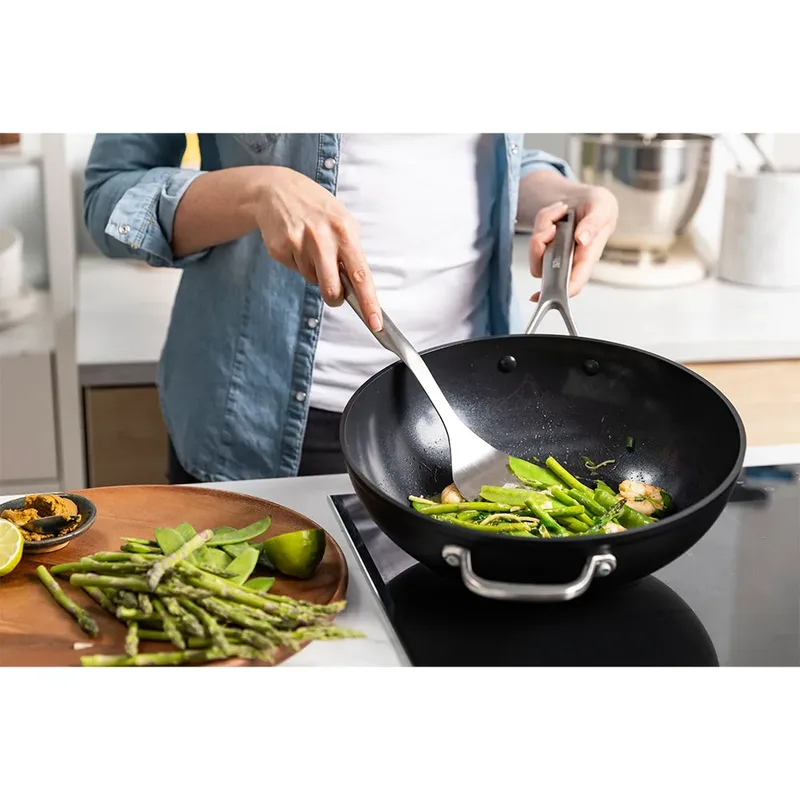 Classic Stainless Steel Wokpan 30cm - 5L - PFAS-vrije antikleeflaag - Wokpan inductie - Keramische pan - Ovenbestendig tot 160°C - Koudgrepen - Met glazen deksel - Zilver by KitchenAid in Black – product photo 5 of 5