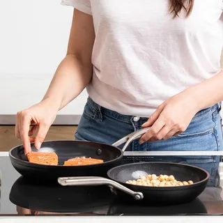Forged Hardened Aluminium 2-Delige Braadpan Set 20cm - 28cm by KitchenAid in Black – product photo 4 of 5
