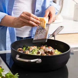 Forged Hardened Hapjespan 28cm - PFAS-vrije antikleeflaag - Hapjespan inductie - Keramische pan - Ovenbestendig tot 160°C - Koudgrepen - Met glazen deksel - Zwart by KitchenAid in Black – product photo 4 of 5