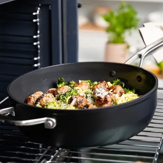 Forged Hardened Hapjespan 28cm - PFAS-vrije antikleeflaag - Hapjespan inductie - Keramische pan - Ovenbestendig tot 160°C - Koudgrepen - Met glazen deksel - Zwart by KitchenAid in Black – product photo 2 of 5