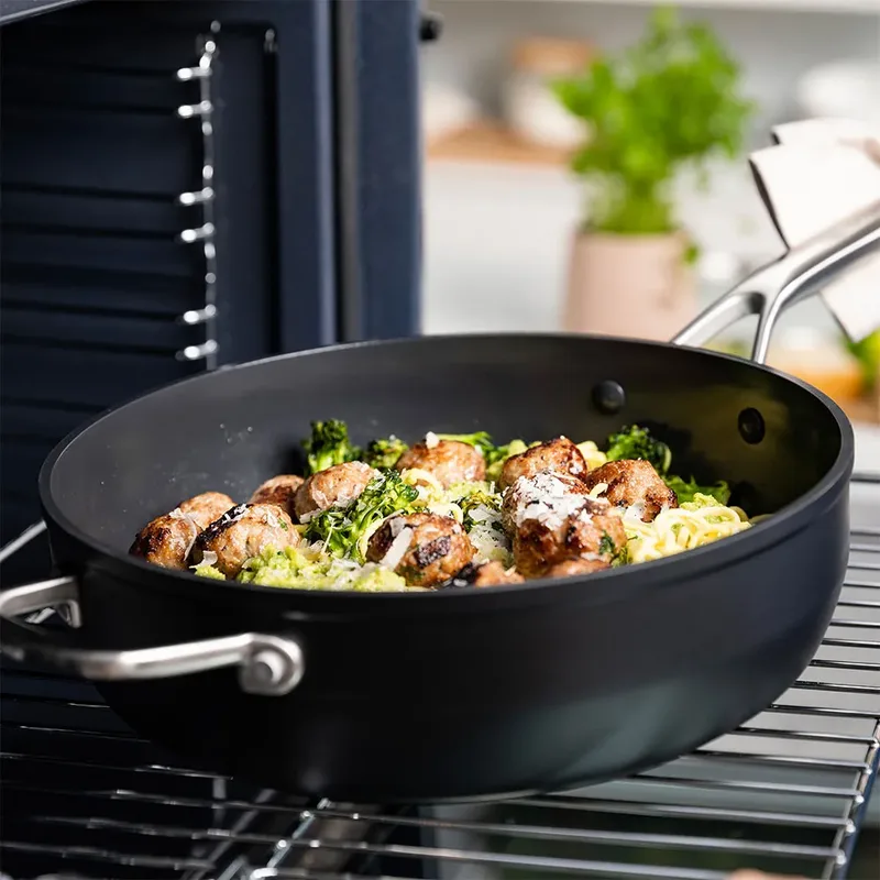 Forged Hardened Hapjespan 28cm - PFAS-vrije antikleeflaag - Hapjespan inductie - Keramische pan - Ovenbestendig tot 160°C - Koudgrepen - Met glazen deksel - Zwart by KitchenAid in Black – product photo 2 of 5