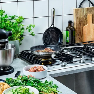 Stainless Steel Koekenpan 24cm - PFAS-vrije antikleeflaag - Koekenpan inductie - Keramische pan - Ovenbestendig tot 160°C - Zilver de KitchenAid en Argent – photo produit 4 sur 5
