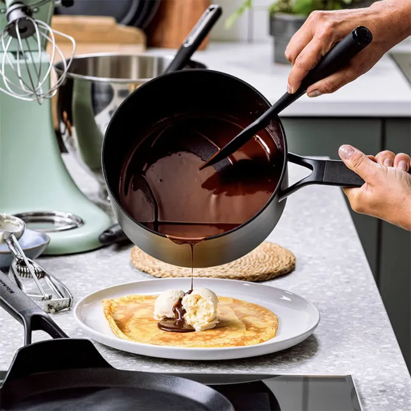 Steelpan Classic Forged - ø 16 cm / 1.5 liter - keramische anti-aanbaklaag by KitchenAid in Black – product photo 2 of 4