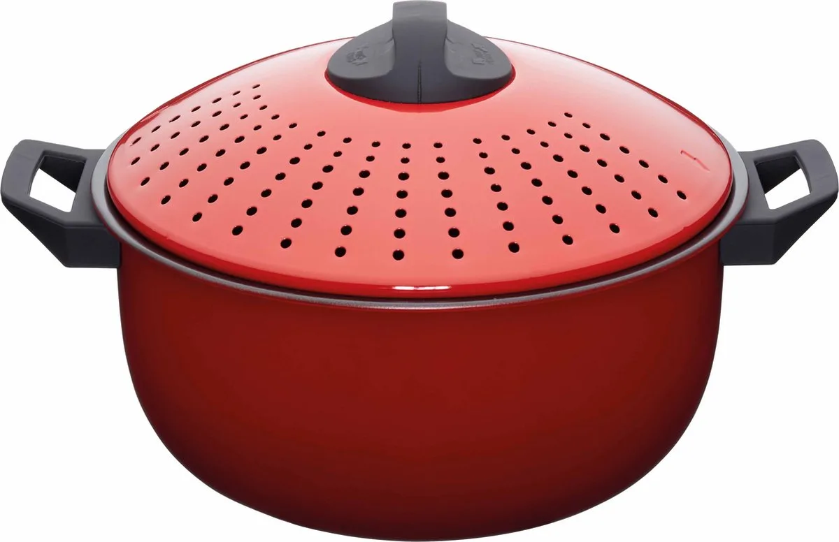 KC Blue World of Flavours Pastapan met Zeefdeksel - Antikleef Spaghettipan Koolstofstaal 4 liter van KitchenCraft in Rood – productfoto