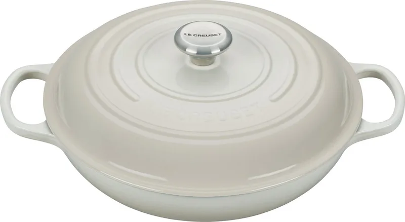 Braadpan Signature Campagnard – Ø 30 cm / 3,5 Liter – Brede, Lage Stoofpan met Deksel – Gietijzer met Licht Emaille – Inductie- en Ovenbestendig – Ideaal voor Gevarieerde Bereidingen – Smaakvolle Zandkleurige Afwerking by Le Creuset in Meringue – product photo
