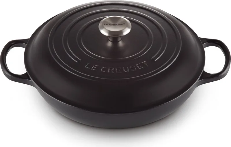 Braadpan Signature Campagnard – Ø 30 cm / 3,5 Liter – Lage, Brede Gietijzeren Pan met Deksel – Robuuste Mat Zwarte Emaille – Geschikt voor Inductie, Oven en Grill – Perfect voor Risotto, Groentegerechten en Snelle Stoofschotels by Le Creuset in Mat Zwart – product photo