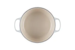 Braadpan Signature Meringue – Ø 24 cm / 4,2 Liter – Klassieke Ronde Braadpan van Gietijzer – Geschikt voor Alle Warmtebronnen – Emaille Coating in Subtiele Meringue Tint – Voor Stoven, Braden en Tafelpresentatie von Le Creuset in Rosa – Produktfoto 4 von 5