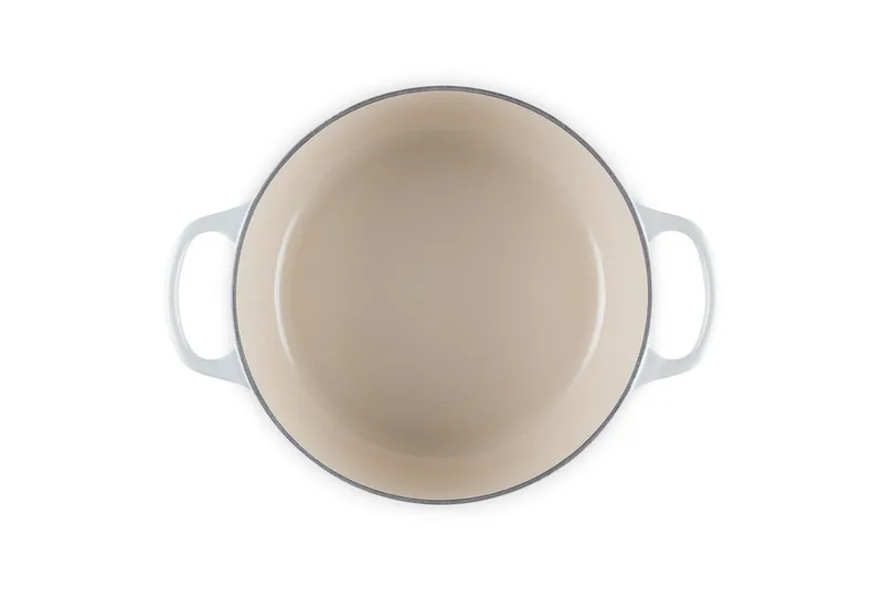 Braadpan Signature Meringue – Ø 24 cm / 4,2 Liter – Klassieke Ronde Braadpan van Gietijzer – Geschikt voor Alle Warmtebronnen – Emaille Coating in Subtiele Meringue Tint – Voor Stoven, Braden en Tafelpresentatie von Le Creuset in Rosa – Produktfoto 4 von 5