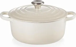 Braadpan Signature Meringue – Ø 24 cm / 4,2 Liter – Klassieke Ronde Braadpan van Gietijzer – Geschikt voor Alle Warmtebronnen – Emaille Coating in Subtiele Meringue Tint – Voor Stoven, Braden en Tafelpresentatie von Le Creuset in Rosa – Produktfoto 1 von 5