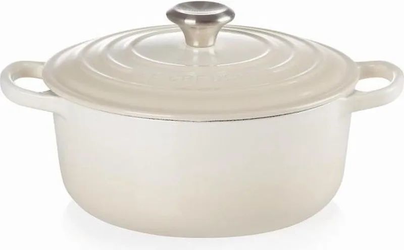 Braadpan Signature Meringue – Ø 24 cm / 4,2 Liter – Klassieke Ronde Braadpan van Gietijzer – Geschikt voor Alle Warmtebronnen – Emaille Coating in Subtiele Meringue Tint – Voor Stoven, Braden en Tafelpresentatie von Le Creuset in Rosa – Produktfoto 1 von 5