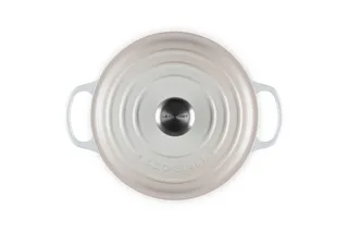 Braadpan Signature Meringue – Ø 24 cm / 4,2 Liter – Klassieke Ronde Braadpan van Gietijzer – Geschikt voor Alle Warmtebronnen – Emaille Coating in Subtiele Meringue Tint – Voor Stoven, Braden en Tafelpresentatie von Le Creuset in Rosa – Produktfoto 5 von 5