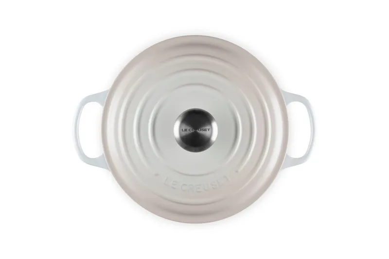 Braadpan Signature Meringue – Ø 24 cm / 4,2 Liter – Klassieke Ronde Braadpan van Gietijzer – Geschikt voor Alle Warmtebronnen – Emaille Coating in Subtiele Meringue Tint – Voor Stoven, Braden en Tafelpresentatie von Le Creuset in Rosa – Produktfoto 5 von 5