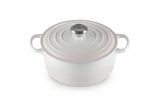 Braadpan Signature Meringue – Ø 24 cm / 4,2 Liter – Klassieke Ronde Braadpan van Gietijzer – Geschikt voor Alle Warmtebronnen – Emaille Coating in Subtiele Meringue Tint – Voor Stoven, Braden en Tafelpresentatie von Le Creuset in Rosa – Produktfoto 2 von 5