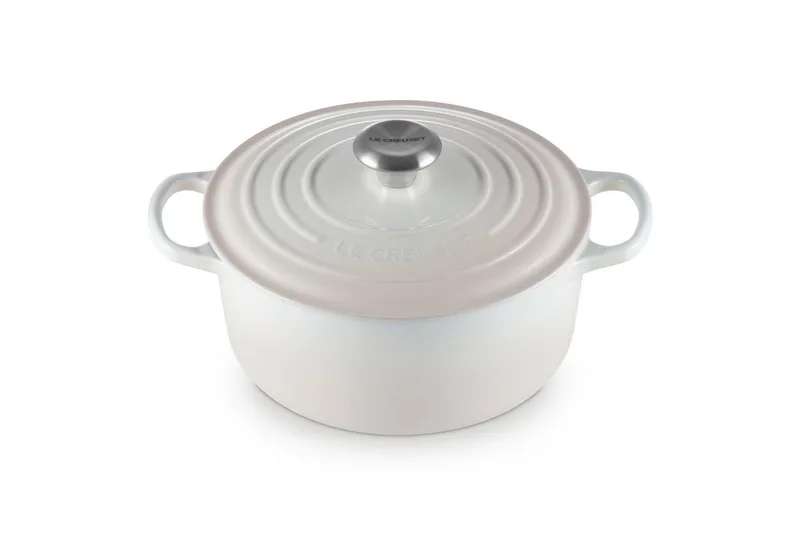 Braadpan Signature Meringue – Ø 24 cm / 4,2 Liter – Klassieke Ronde Braadpan van Gietijzer – Geschikt voor Alle Warmtebronnen – Emaille Coating in Subtiele Meringue Tint – Voor Stoven, Braden en Tafelpresentatie von Le Creuset in Rosa – Produktfoto 2 von 5