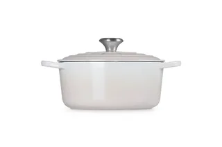 Braadpan Signature Meringue – Ø 24 cm / 4,2 Liter – Klassieke Ronde Braadpan van Gietijzer – Geschikt voor Alle Warmtebronnen – Emaille Coating in Subtiele Meringue Tint – Voor Stoven, Braden en Tafelpresentatie von Le Creuset in Rosa – Produktfoto 3 von 5