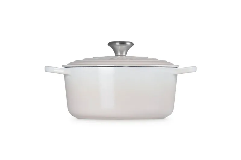 Braadpan Signature Meringue – Ø 24 cm / 4,2 Liter – Klassieke Ronde Braadpan van Gietijzer – Geschikt voor Alle Warmtebronnen – Emaille Coating in Subtiele Meringue Tint – Voor Stoven, Braden en Tafelpresentatie von Le Creuset in Rosa – Produktfoto 3 von 5