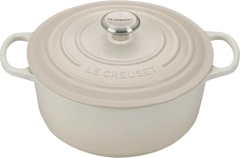 Braadpan Signature – Ø 26 cm / 5,3 Liter – Ronde Gietijzeren Stoofpan – In Zachte Crèmekleurige Emaille – Voor Grote Porties, Soepen of Stoofschotels – Geschikt voor Inductie, Oven en Alle Warmtebronnen by Le Creuset in Meringue – product photo