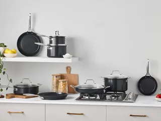 Essential Non Stick Koekenpannenset 20 + 26 cm - Keramische Antiaanbaklaag - Inductie - PFAS vrij fra Le Creuset i Sort – produktbillede 4 af 5