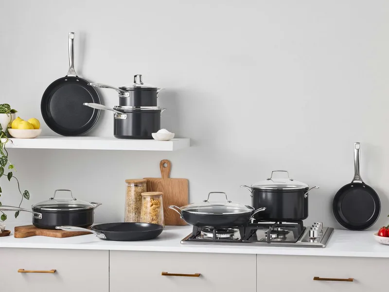 Essential Non Stick Koekenpannenset 20 + 26 cm - Keramische Antiaanbaklaag - Inductie - PFAS vrij fra Le Creuset i Sort – produktbillede 4 af 5