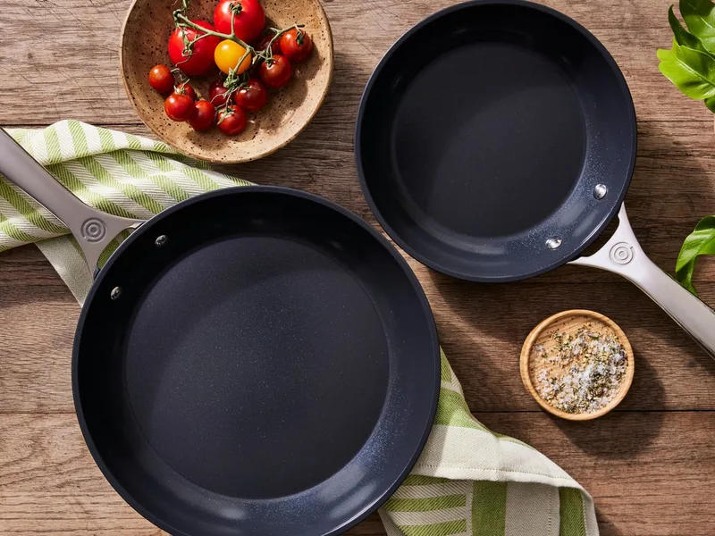 Essential Non Stick Koekenpannenset 20 + 26 cm - Keramische Antiaanbaklaag - Inductie - PFAS vrij fra Le Creuset i Sort – produktbillede 3 af 5