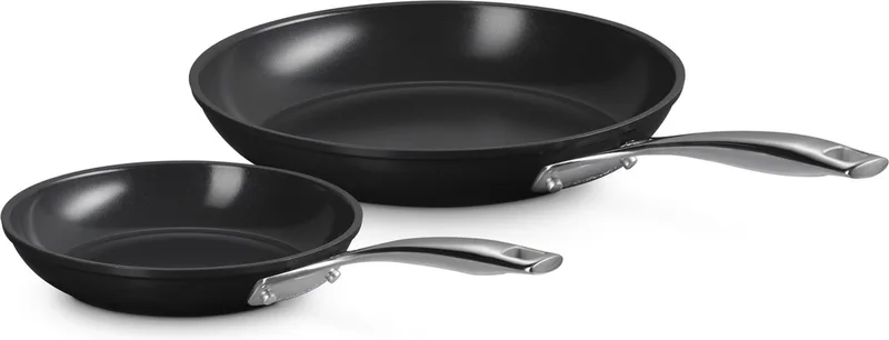 Essential Non Stick Koekenpannenset 20 + 26 cm - Keramische Antiaanbaklaag - Inductie - PFAS vrij fra Le Creuset i Sort – produktbillede 1 af 5