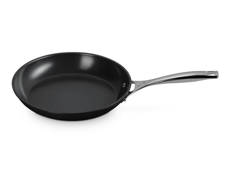 Essential Non Stick Koekenpannenset 20 + 26 cm - Keramische Antiaanbaklaag - Inductie - PFAS vrij fra Le Creuset i Sort – produktbillede 2 af 5