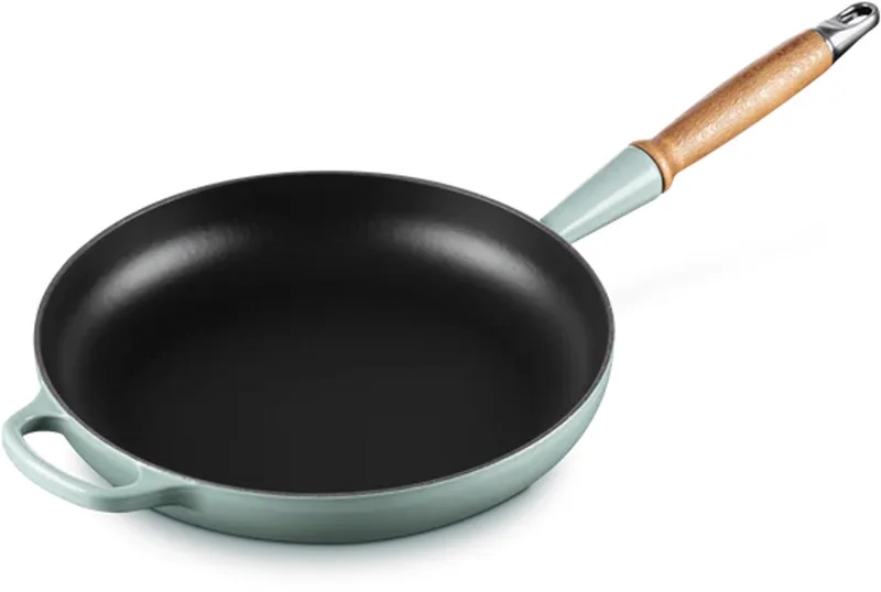Gietijzeren Koekenpan 28 cm Signature - Houten handvat - Inductie - 2,6 L by Le Creuset in Sea Salt – product photo